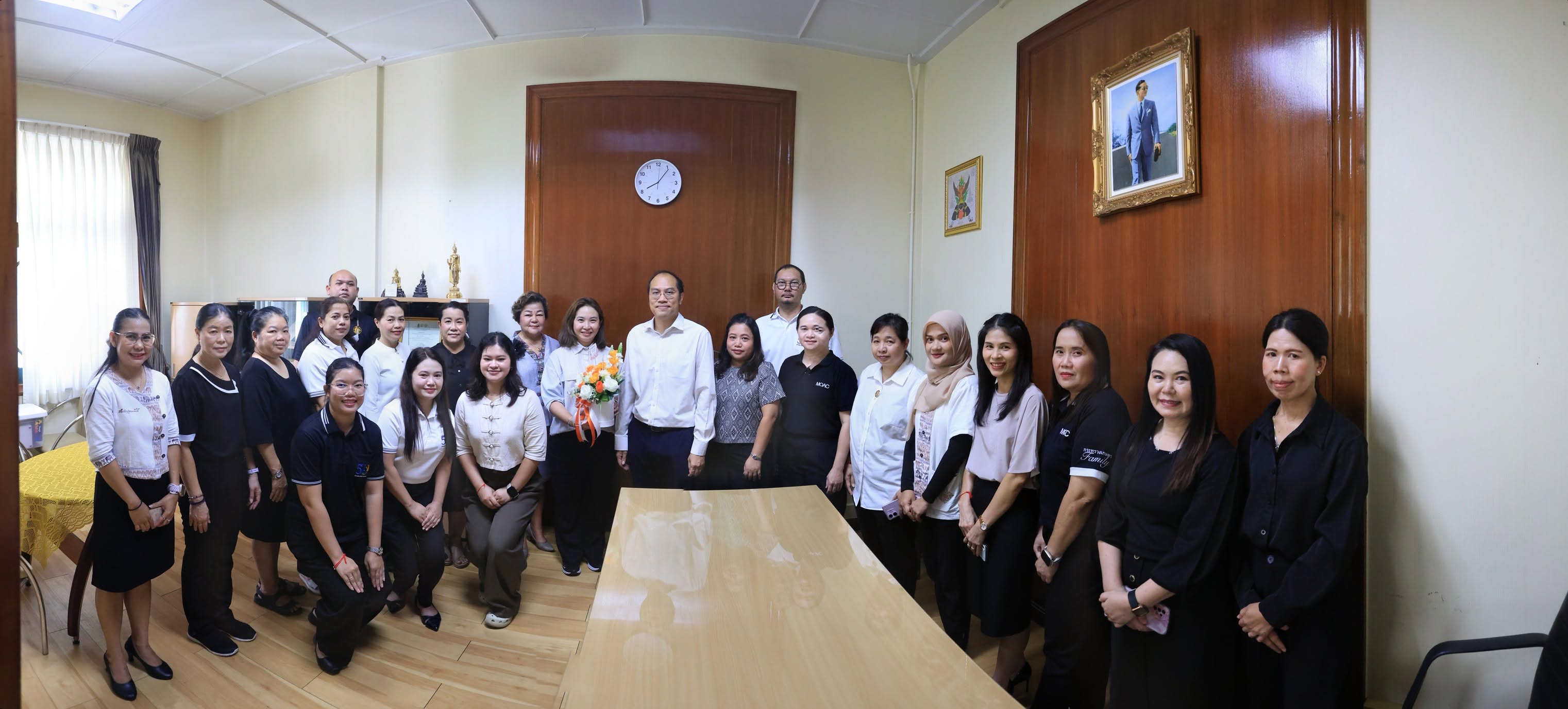 title - ผู้อำนวยการสำนักบริหารกลาง ส.ป.ก. สักการะสิ่งศักดิ์สิทธิ์ประจำ ส.ป.ก. เนื่องในโอกาสเข้ารับตำแหน่งใหม่ 